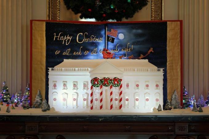 Bijela kuća od medenjaka izložena je u Državnoj blagovaonici tijekom medijskog pregleda blagdanskih ukrasa za 2023. u Bijeloj kući 27. studenog 2023. u Washingtonu, DC.